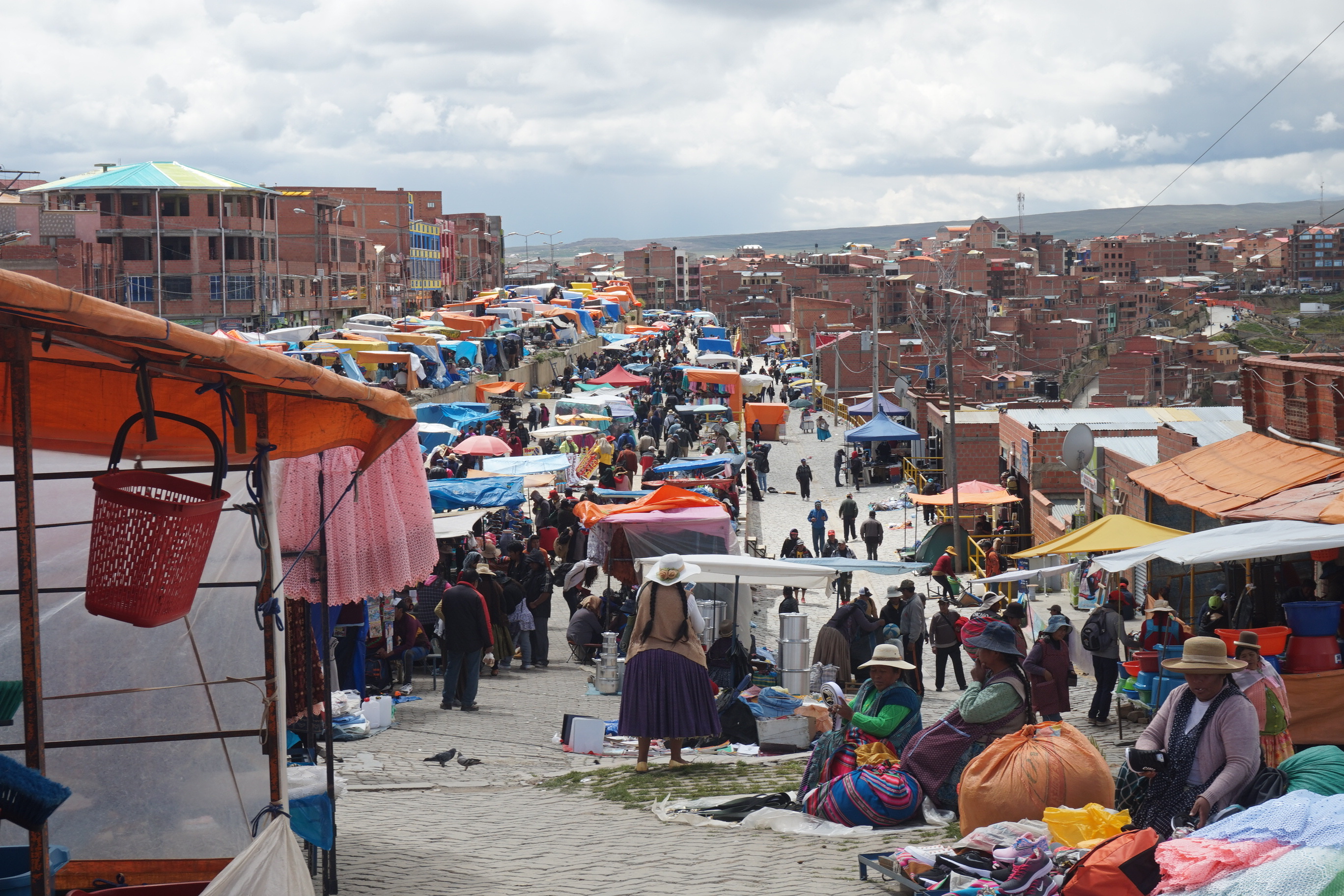 Andernas största marknad i staden El Alto i Bolivia. Foto: C. Widmark